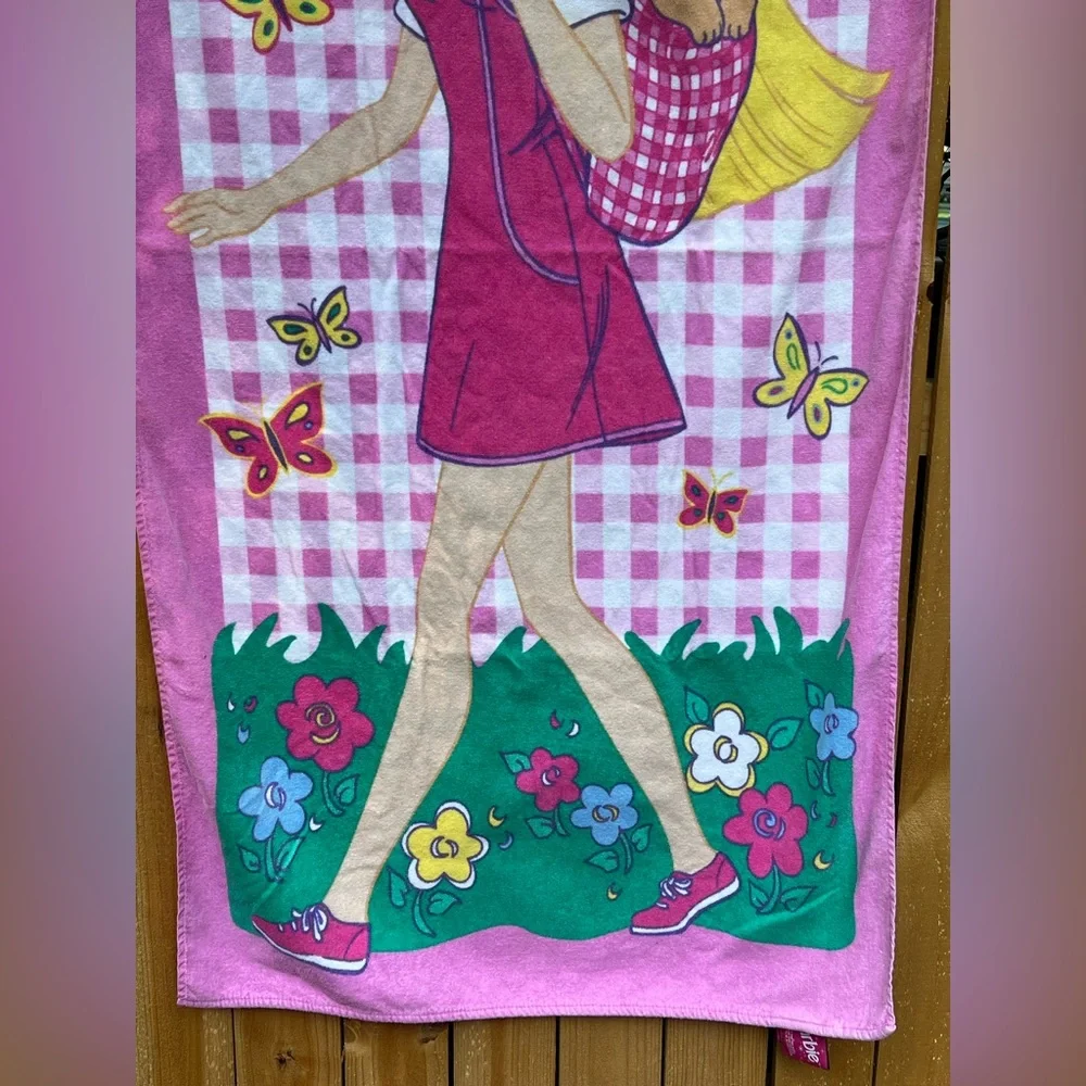 VINTAGE BARBIE BEACH TOWEL.